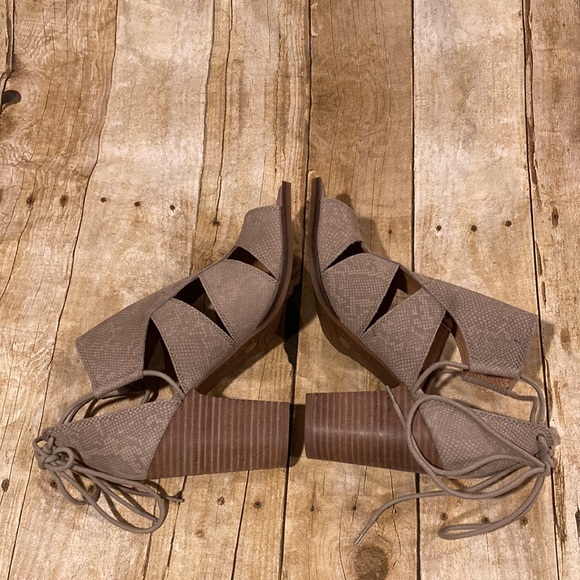 Lucky Brand Lanita Feather Gray Open Toe Block Heel Leather Sandals NWOB - Picture 6 of 11